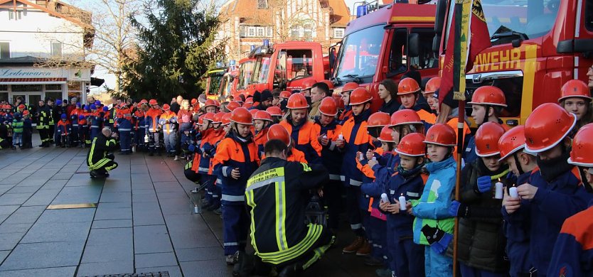 Friedenslicht &uuml;bergeben (Foto: Angelo Glashagel)