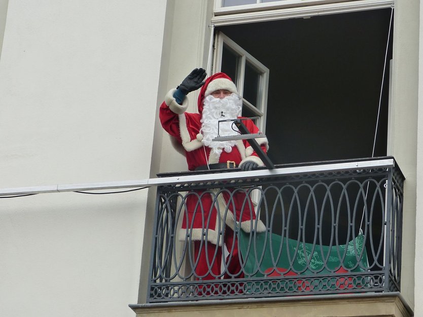 Hinter dem 24. Fenstert&uuml;rchen verbarg sich heute morgen der Weihnachtsmann h&ouml;chstpers&ouml;nlich (Foto: Theater Nordhausen/Loh-Orchester Sondershausen GmbH)