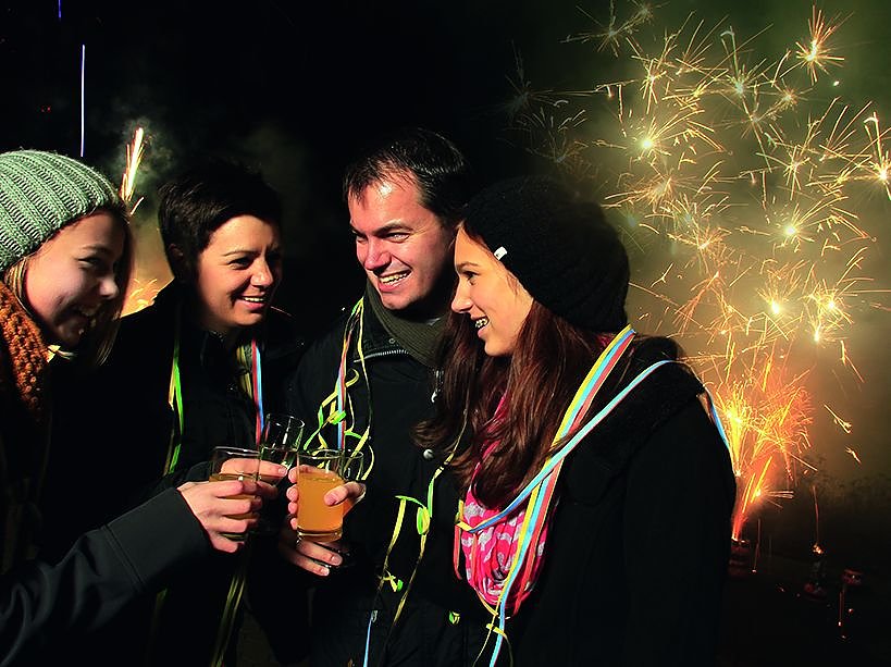 Ansto&szlig;en um Mitternacht (Foto: Comet Feuerwerk)