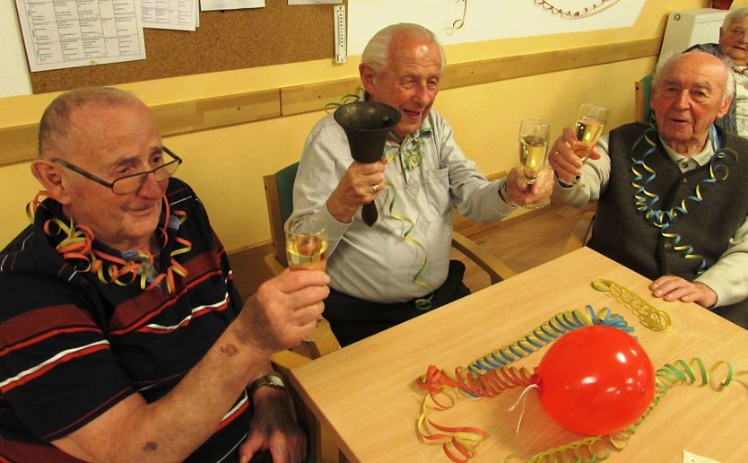 Eine hundertj&auml;hrige Glocke aus Gusseisen erschallte zu Beginn der Silvesterparty in unserem Seniorenzentrum Katharina-von-Bora Niedersachswerfen (Foto: Lydia Schubert)