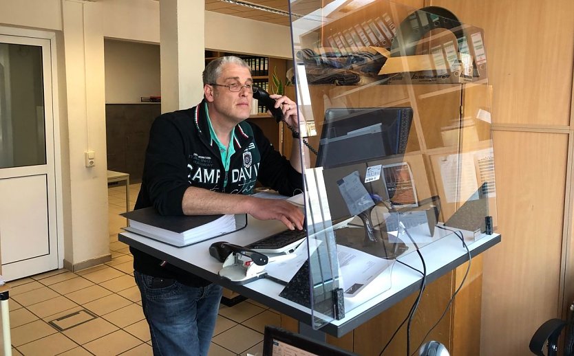 Vertriebsleiter Matthias Scharf zeigt eine Variante der Spuckschutz-L&ouml;sungen. (Foto: Unternehmen)