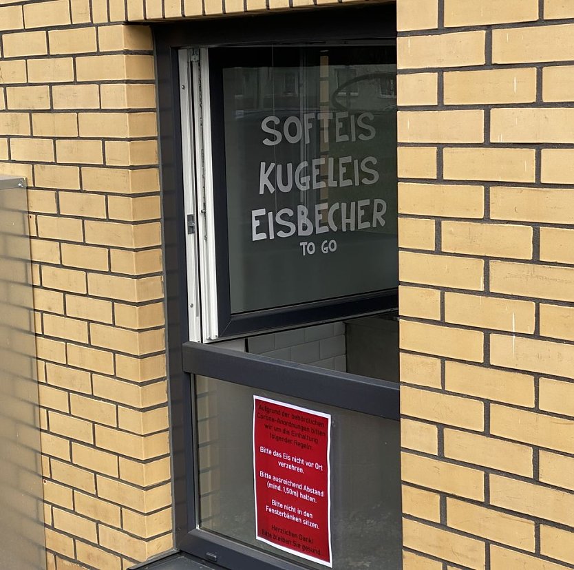 CORONA-REGELN beim Straßenverkauf von Eis und Bratwurst (Foto: Tobias Schneegans) CORONA-REGELN beim Straßenverkauf von Eis und Bratwurst (Foto: Tobias Schneegans)