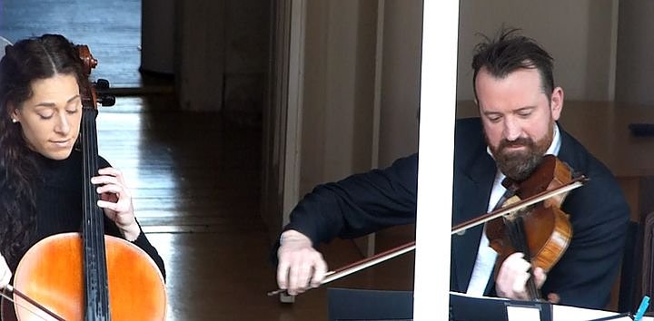 Melissa Hart und Artur Hubert gaben erneutes Fensterkonzert (Foto: nnz)