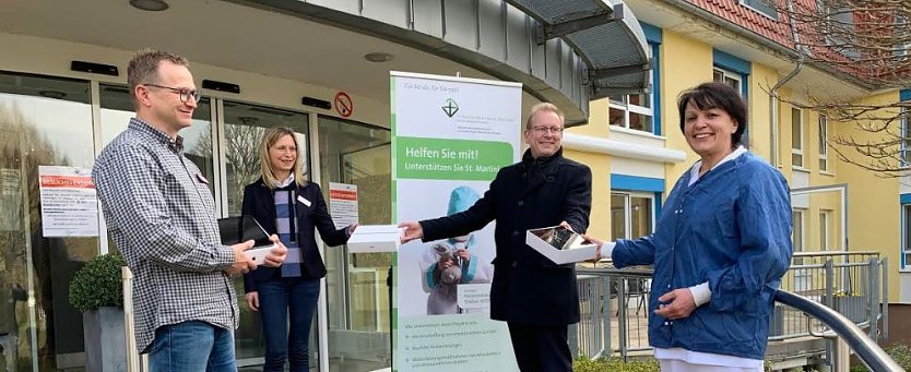 Übergabe Ipads (Foto: Gaby Travers) Übergabe Ipads (Foto: Gaby Travers)