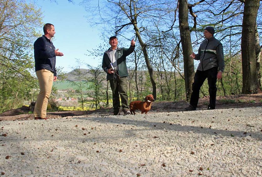 Sanierter Forstweg übergeben (Foto: Karl-Heinz Herrmann) Sanierter Forstweg übergeben (Foto: Karl-Heinz Herrmann)