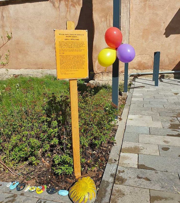 Wie uns bunte Steine ein Lächeln ins Gesicht zaubern… (Foto: Düne) Wie uns bunte Steine ein Lächeln ins Gesicht zaubern… (Foto: Düne)