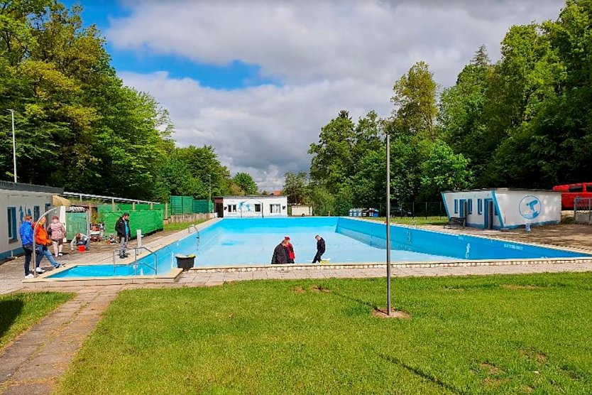 Arbeiten vor der Eröffnung im Freibad Hundeshagen (Foto: René Weißbach)