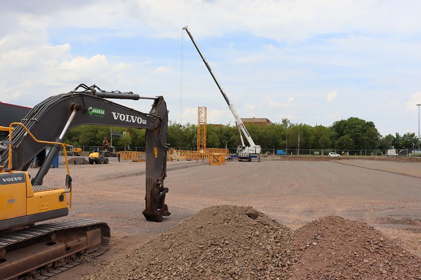 Aufstellen des Baukrans für Neubau der Nordhäuser Feuerwache (Foto: Stadtverwaltung Nordhausen)