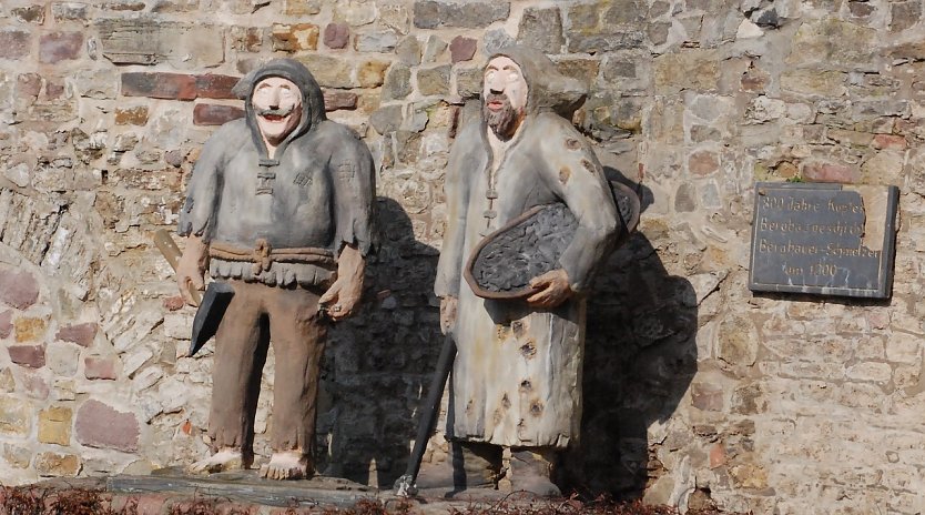 An die bis ins 13. Jahrhundert zur&uuml;ckreichende Bergbau- und H&uuml;ttentradition in Gerbstedt erinnern diese Betonfiguren eines Berghausers (links) und Schmelzers. Die Stadt erinnert sich stolz dieser Tradition. Weniger Stolz mag aufkommen beim Gedanken an die Bedingungen, unter denen die J&uuml;ngsten in ihrer Schule lernen. (Foto: J.Miche)