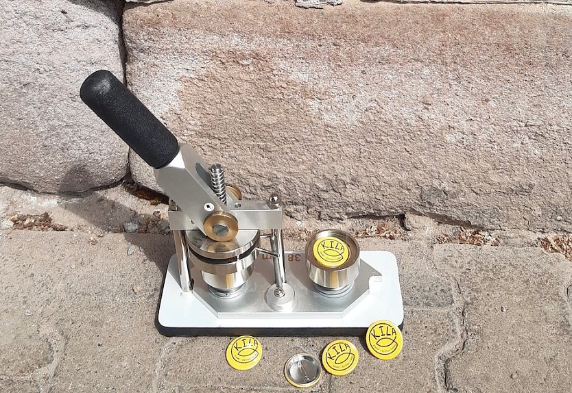 Buttonmaschine (Foto: F.Tuschy)