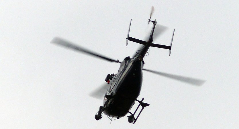 Hubschrauber scannt das Evakuierungsgebiet (Foto: PS.Greiner)