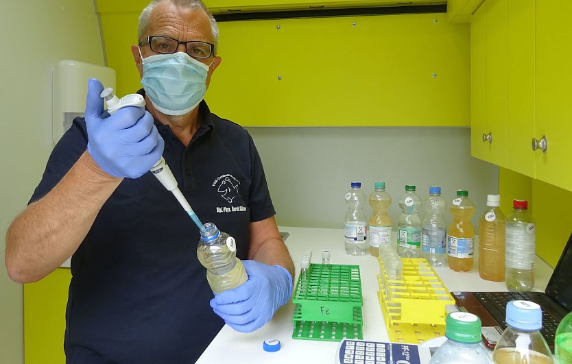 Harald G&uuml;lzow analysiert eine Gew&auml;sserprobe (Foto: vor-gew&auml;sserschutz)