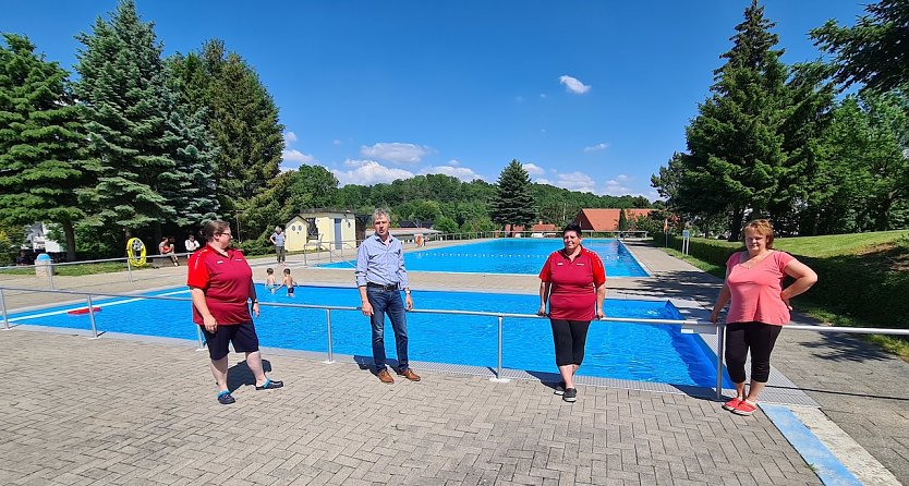 Zum Bild von links: Heike Becker (Badehaus Nordhausen), Andreas Gerbothe, Doreen Friese (Badehaus Nordhausen) und Anke Stange (Gemeinde Hohenstein). (Foto: Gemeinde Hohenstein)