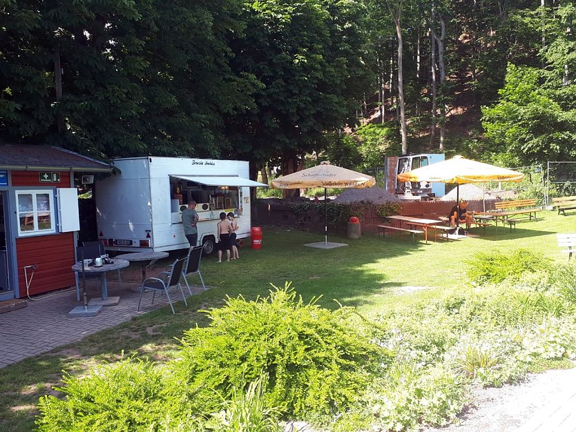 Imbiss im Neustädter Waldbad (Foto: Roland Gerlach) Imbiss im Neustädter Waldbad (Foto: Roland Gerlach)