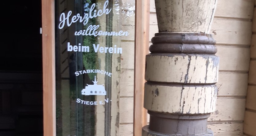 Neue Fensterrahmen in der Stabkirche (Foto: Stabkirche Stiege)