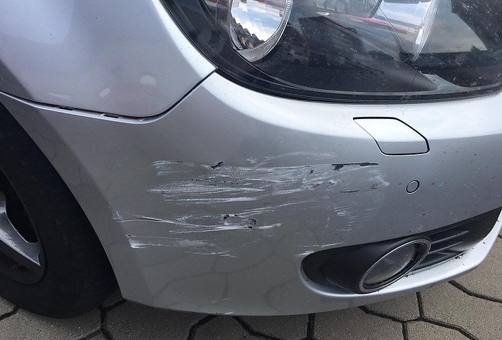 Unfallwagen mit Beschädigung (Foto: PI Nordhausen) Unfallwagen mit Beschädigung (Foto: PI Nordhausen)