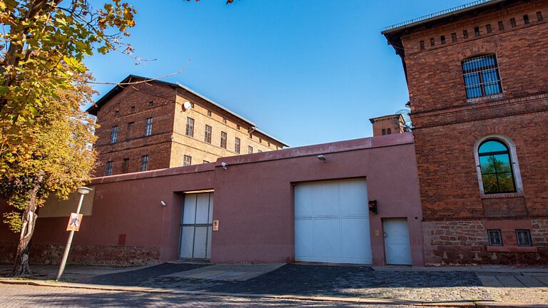 Eingang zur JVA Roter Ochse in Halle. Hier sa&szlig; Stephan B., der am 9. Oktober 2019 in Halle zwei Menschen verletzt und zwei get&ouml;tet hatte, nachdem ihm das Eindringen in die hallesche Synagoge nicht gelungen war (Foto: Jochen Miche, Archiv)