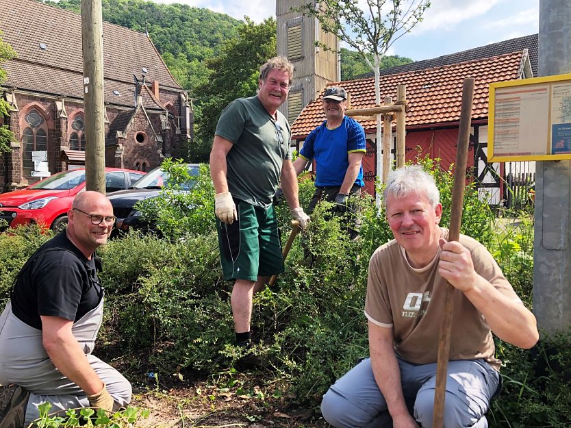 Erwin Fessel, Michael M&uuml;ller, Frank Nebelung und Gerd Kleemann beim aufr&auml;umen an der Bushaltestelle (Foto: Judith Hesse)