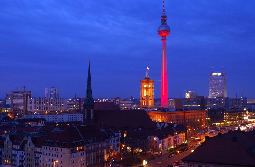 Fernsehturm im roten Licht als Achtungszeichen (Foto:  LK AG)