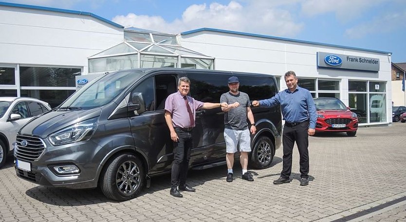 Neues Auto f&uuml;r neuen Trainer: Silvio Beer (Mitte) bei den Vereinspartnern  (Foto: privat)