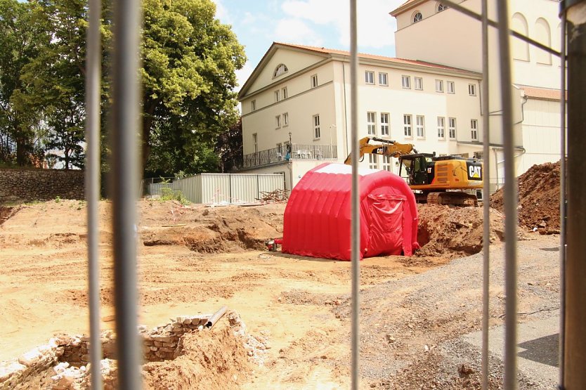 &Uuml;ber dem Fundort der Bombe wurde ein Zelt aufgestellt (Foto: agl)