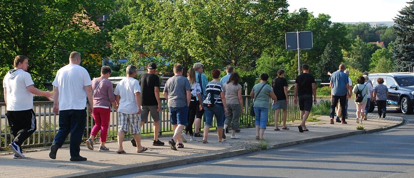 Schlendern in beunruhigenden Zeiten. Auch der j&uuml;ngste Montagsspaziergang in Hettstedt f&uuml;hrte &uuml;ber den Doktorsteg. (Foto: J. Miche)