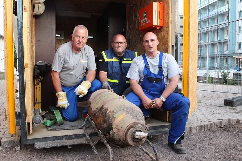 "Wir sind ein eingespieltes Team" - die Mitarbeiter der Firma Tauber Delaborierung mit der entsch&auml;rften Bombe (Foto: S. Dietzel)