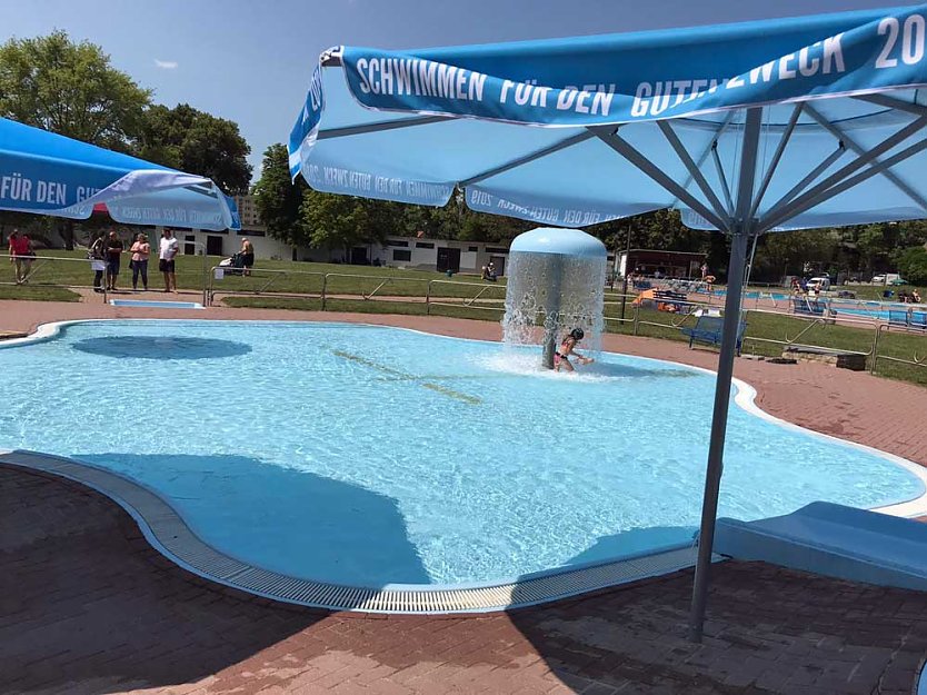 Beschattung das Planschbecken f&uuml;r Kleinkinder eingeweiht (Foto: Radio Artern)
