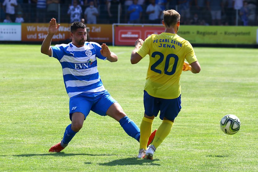 Hagen Pietsch im Zweikampf mit dem Jenaer Elfmeterschütze René Lange (Foto: B.Peter)