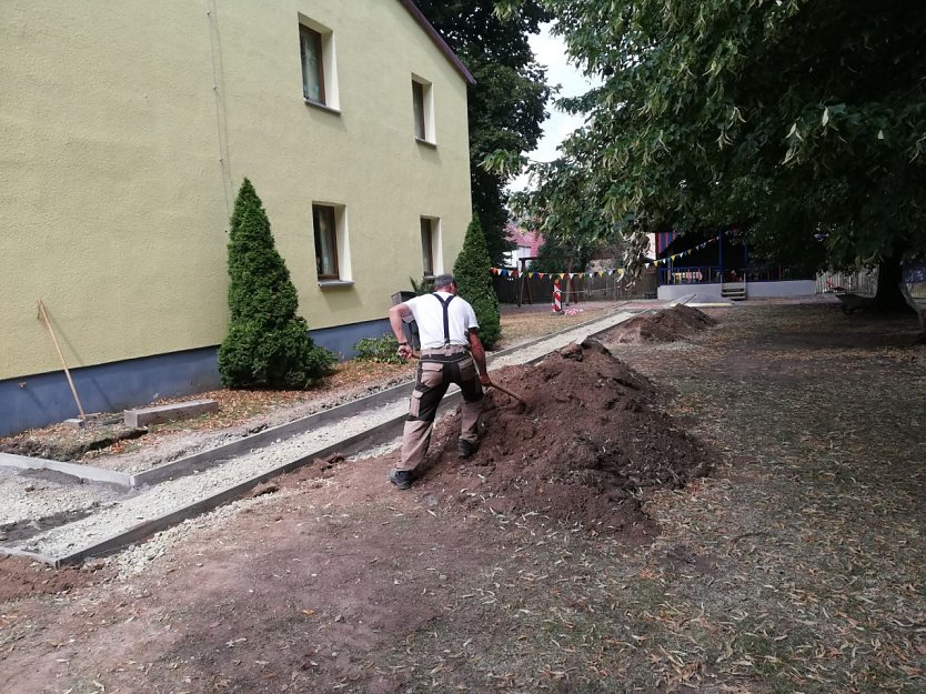 Am Kinderhaus Kyffhäuserland wird dieser Tage schwer gearbeitet (Foto: M. Byrenheid)