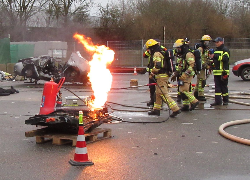 Brennende Akkus von E-Autos sind Herausforderung für Feuerwehren   (Foto: DEKRA e.V.)