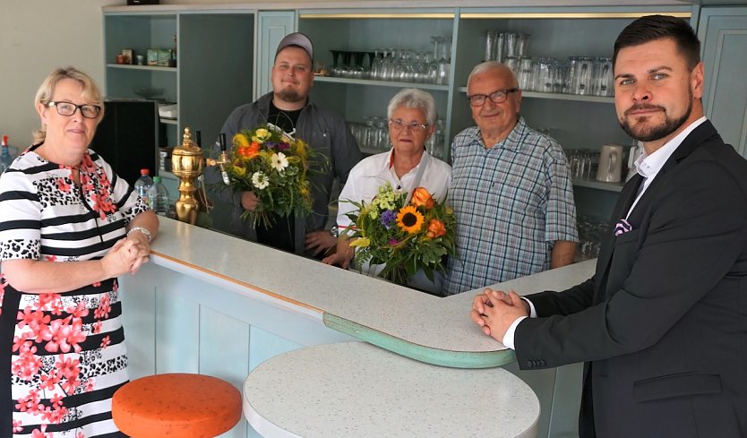 SWG-Chefin Inge Klaan (l.) und Pascal Wetzler (r.) verabschiedeten jetzt die Gastronomen Helmut und Marianne Schenke und begrüßten den Nachfolger Philipp Gerlach. (Foto: SWG/Susanne Schedwill)