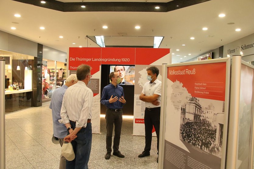 Stephan Zänker und Oberbürgermeister Kai Buchmann bei der Eröffnung der Ausstellung in der Südharz-Galerie (Foto: agl)