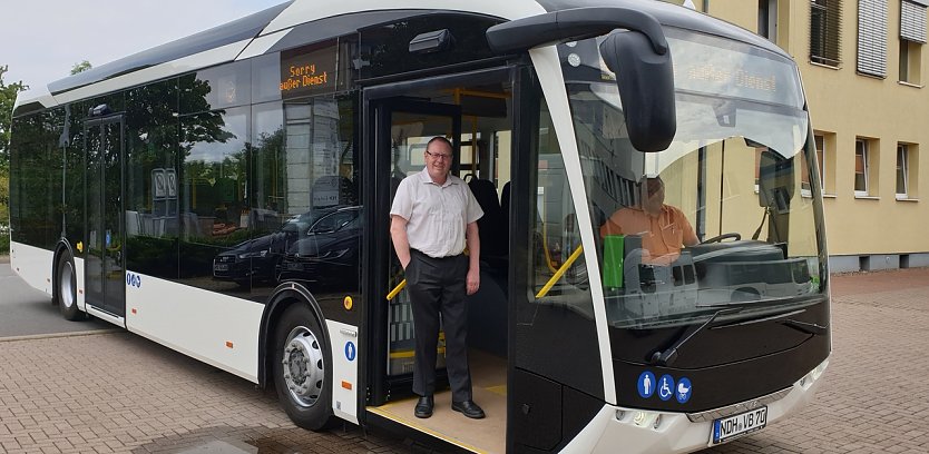 Thorsten Schwarz (vorne), Geschäftsführer der Verkehrsbetriebe Nordhausen GmbH, und Gerd Grübner (hinterm Steuer), Verkehrsmeister, freuen sich auf den Einsatz der Elektrobusse im Liniennetz des Landkreises. (Foto: Franziska Bernsdorf (Stadtwerke Nordhausen) )