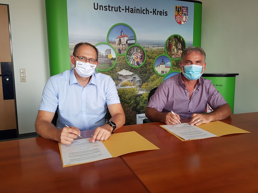 Michael Watterott und Harald Zanker bei der Unterzeichnung des Vertrages (v.l.n.r.) im Landratsamt Unstrut-Hainich-Kreis. (Foto: Pressestelle Landratsamt Unstrut-Hainich-Kreis)