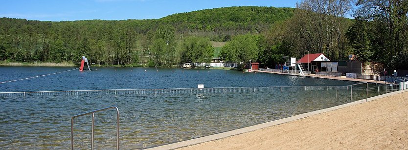 Badebetrieb am Bebraer Teich garantiert (Foto: Karl-Heinz Herrmann)