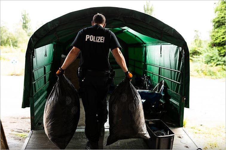 200 Polizeibeamte waren im Einsatz. Sie fanden Material, dass mehrere LKW f&uuml;llte. (Foto: Polizei)