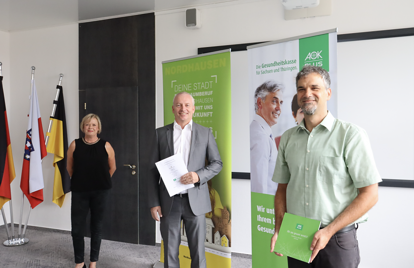 Frau Bettina Broszat (Personalrat), Herr Klaus-Ulrich Dennin (Leiter Gesundheitscenter AOK PLUS) und Herr Kai Buchmann (Oberb&uuml;rgermeister der Stadt Nordhausen) (Foto: Stadtverwaltung Nordhausen)