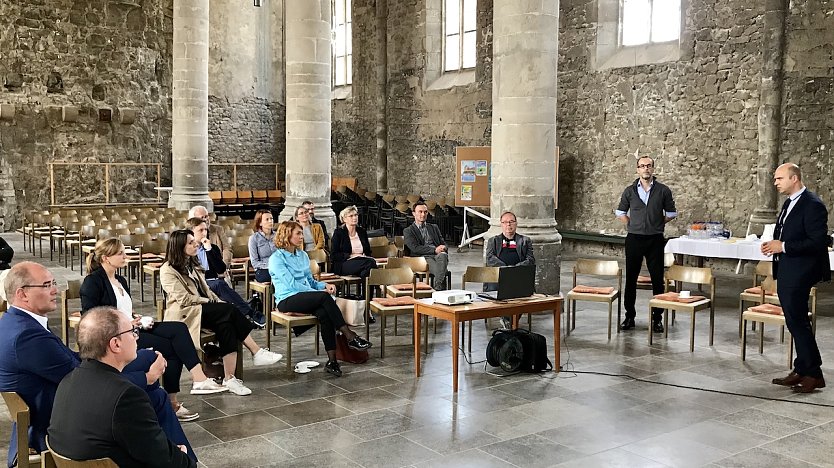 Bürgermeister Henry Pasenow (ganz rechts) stellt die Kirche vor (Foto: LRA NDH) Bürgermeister Henry Pasenow (ganz rechts) stellt die Kirche vor (Foto: LRA NDH)