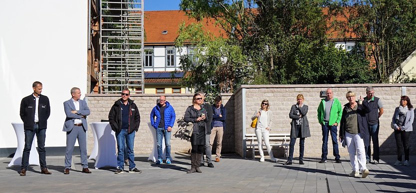 Die Delegation im Wohnhof (Foto: SWG NDH)