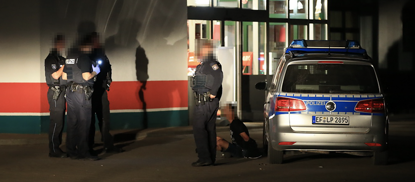 Auf frischer Tat ertappt - in der Nacht von Samstag zu Sonntag versuchte ein Einbrecher die Star-Tankstelle zu berauben (Foto: S. Dietzel)