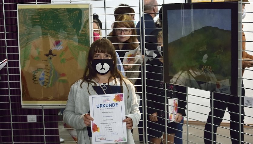 Preistr&auml;ger Anastasia Weide vor ihrem Bild (Foto: F.B&ouml;hme)