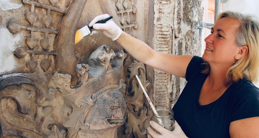 Restauratorin Suzy Hesse arbeitet seit Montag am Rathaus in luftiger Höhe (Foto: agl) Restauratorin Suzy Hesse arbeitet seit Montag am Rathaus in luftiger Höhe (Foto: agl)