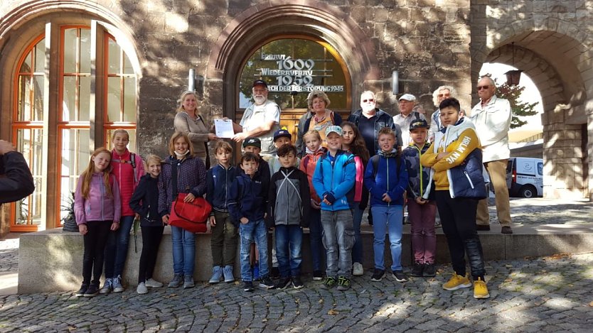 Wenn es passt: zur offiziellen Auftrags&uuml;bergabe an Frau Hesse am vergangenen Freitag war die G&auml;stef&uuml;hrergilde gerade mit einer Stadtf&uuml;hrung f&uuml;r Sch&uuml;ler vor Ort (Foto: Stadt- und G&auml;stef&uuml;hrergilde Nordhausen)