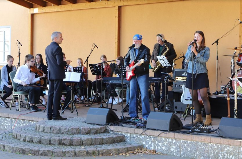 Musikschüler und Band auf der Bühne (Foto: Rotary Club Obereichsfeld) Musikschüler und Band auf der Bühne (Foto: Rotary Club Obereichsfeld)
