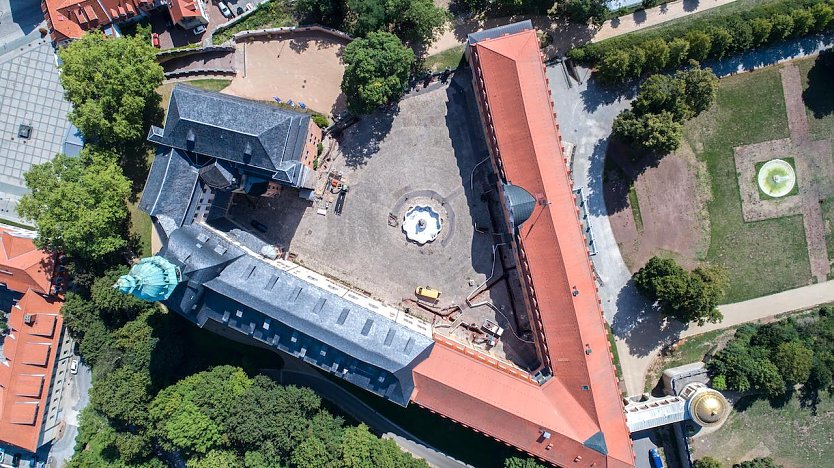 Schloss Sonderhausen, Schlosshof mit teils wieder verf&uuml;llten Gr&auml;ben im Herbst 2019 (Foto: Daniel Rimbach)