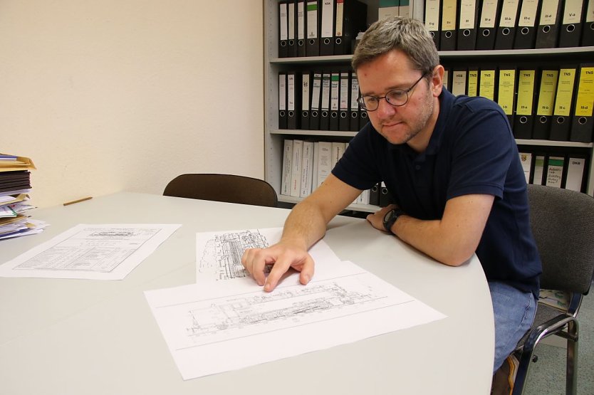 &Ouml;PNV-Koordinator Hardrath erl&auml;utert die Vorstellungen zur Umr&uuml;stung einer Dampflok (Foto: agl)
