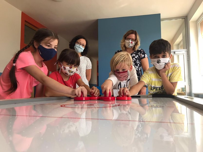 Spa&szlig; an der Airhockeyplatte haben ab sofort die Kinder der Brecht-Schule  (Foto: privat)