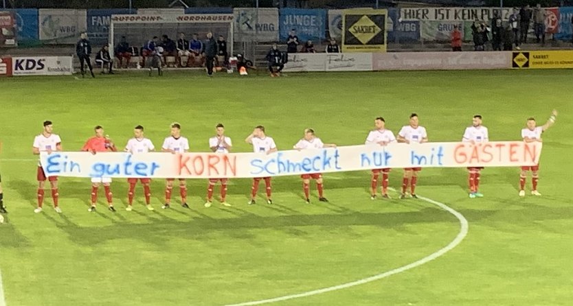 Der VfL Halle 96 zeigt Flagge f&uuml;r Fans beim Fu&szlig;ball (Foto: oas)