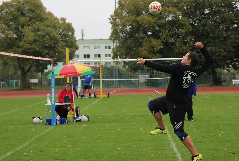 Faustball: Trotz Regens Turnier durchgezogen (Foto: Karl-Heinz Herrmann)